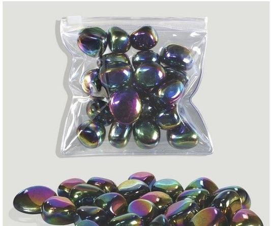 Quartzo Titânio rolado com reflexos metálicos multicoloridos (arco-íris), demonstrando a sua intensidade vibratória e brilho único.