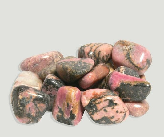 Pedra rolada de Rodonite natural com tons rosa e veios pretos – Cristal para cura emocional