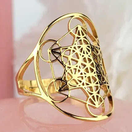 Anel ajustável com o símbolo do Cubo de Metatron banhado a ouro em fundo neutro.