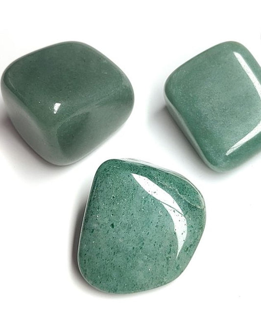 Pedra rolada de Quartzo Verde natural polida sobre fundo branco - Cristal de cura do chakra cardíaco