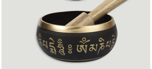 Tigela tibetana de latão com acabamento em pátina preta e gravação dourada esculpida do deus Ganesh no interior.