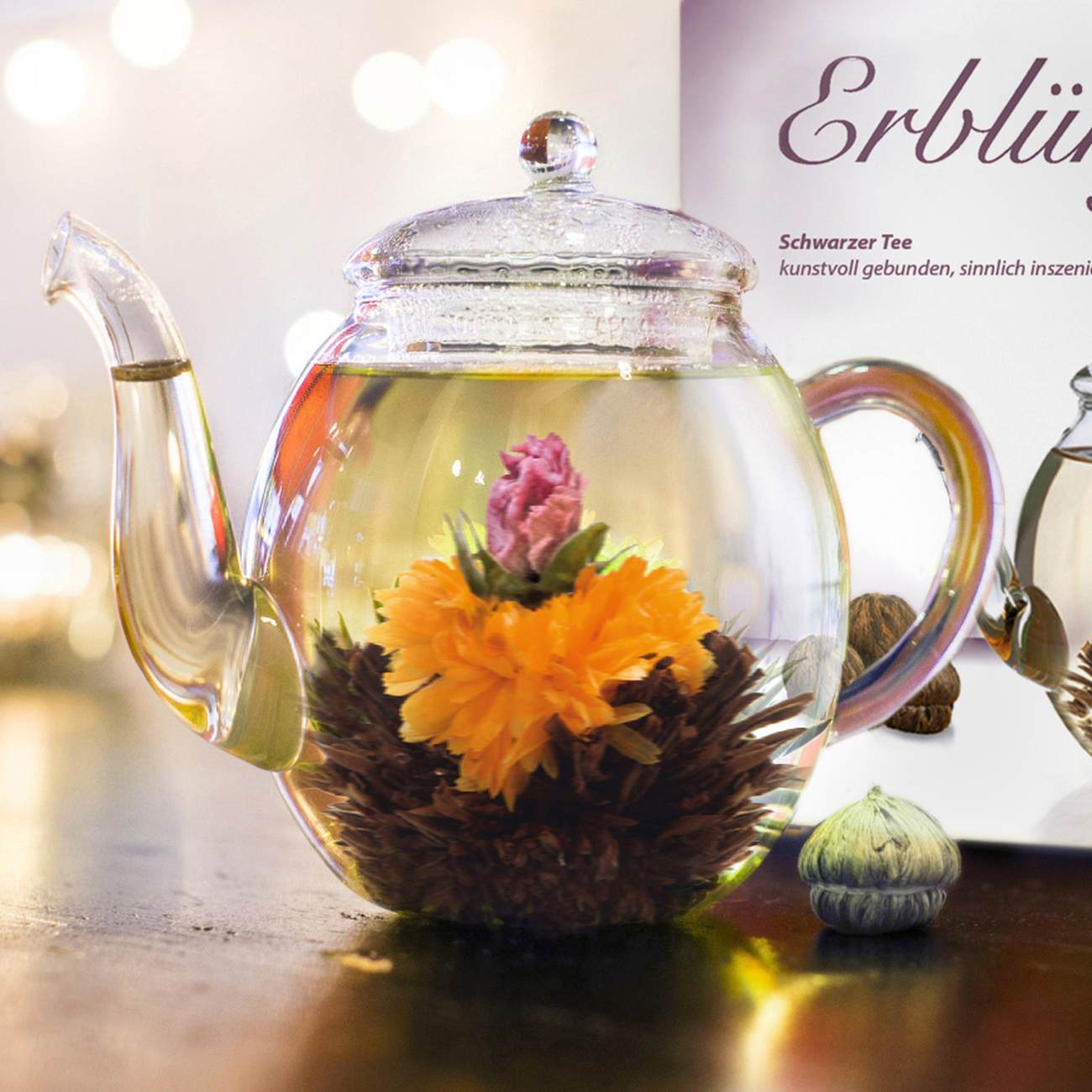Bule de vidro Creano de 500ml com flor de cha preto Red Affair aberta em infusao