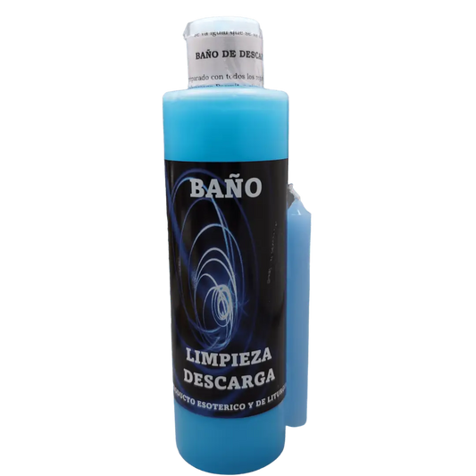 Garrafa de Banho Liquido Limpeza Descarga ao lado de uma vela acesa e folheto com instruções para descarrego e purificacao da aura