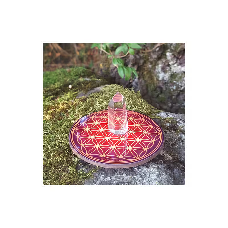 Cristal de quartzo a ser energizado sobre placa de geometria sagrada Flor da Vida de 9cm.