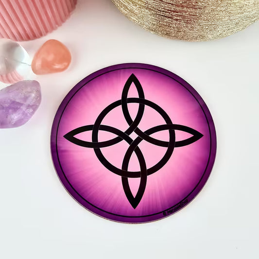 Disco de madeira de 9cm com símbolo Nó de Bruxa roxo para proteção espiritual.