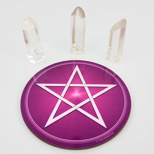 Disco de geometria sagrada com pentagrama e fundo roxo para proteção e dinamização de água.