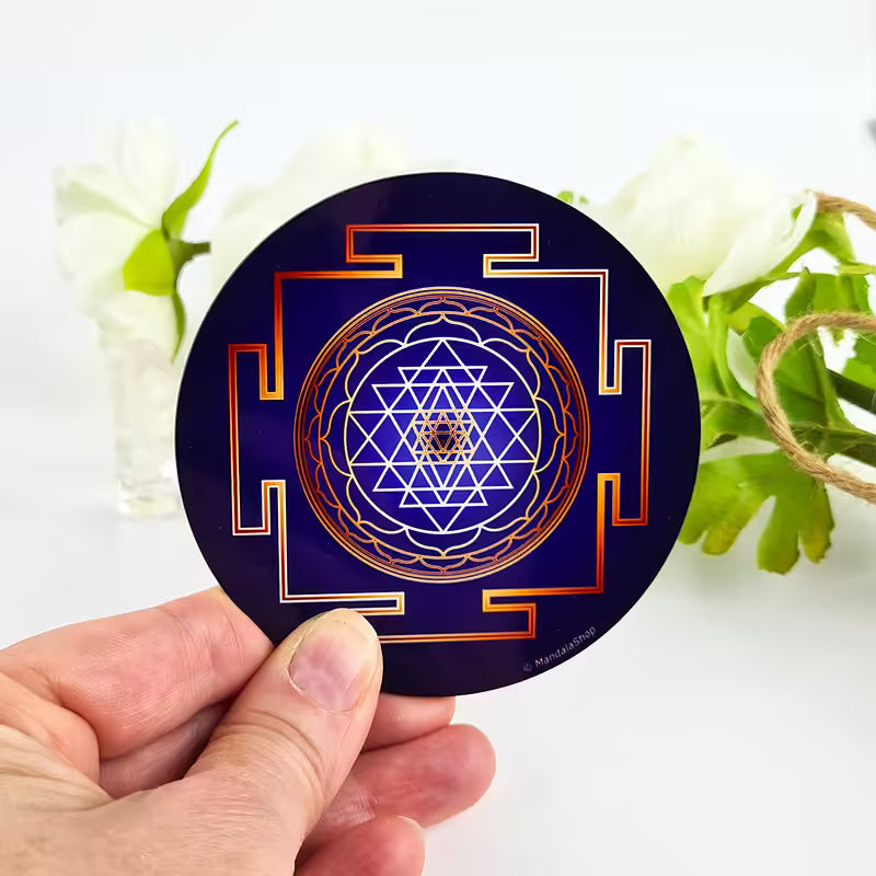 Disco de geometria sagrada Sri Yantra com fundo azul para limpeza de cristais.