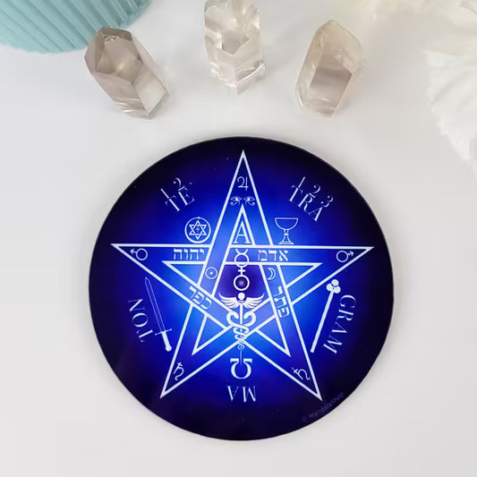 Disco harmonizador em madeira de 9cm com o símbolo esotérico do Pentagrama Tetragrammaton e letras hebraicas.