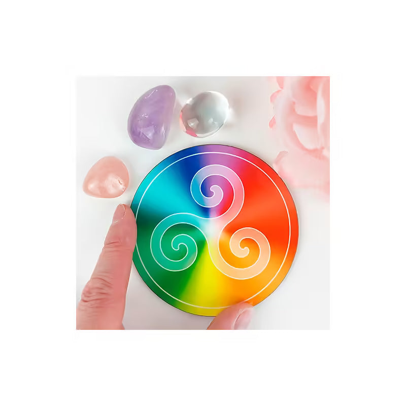 Disco harmonizador em madeira multicolor de 9cm com o símbolo celta Triskel no sentido esquerdo.