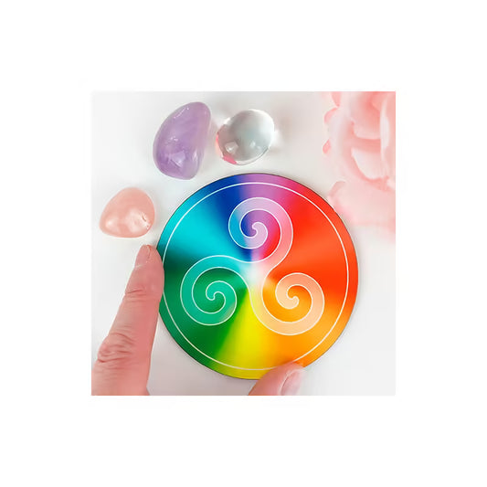 Disco harmonizador em madeira multicolor de 9cm com o símbolo celta Triskel no sentido esquerdo.