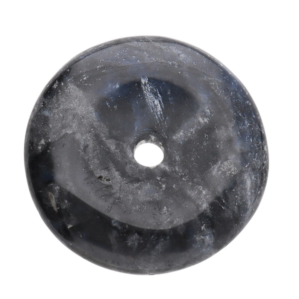 Pedra Pi Donut em Jaspe Negro natural de cor preta sólida — Amuleto circular para proteção energética e estabilidade emocional.