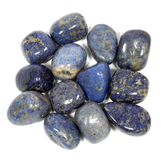 Pedra rolada de Dumortierite de cor azul escuro opaco, polida e ideal para foco e organização mental