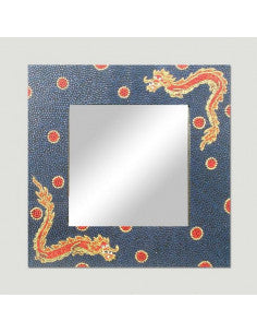 Espelho quadrado artesanal de 30x30cm pintado à mão com técnica aborígene de pontilhismo azul e vermelho com dois dragões nas extremidades.