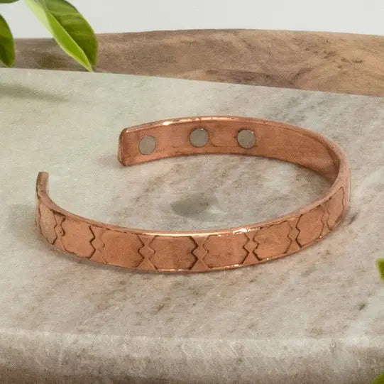 Pulseira rigida de saude em cobre puro com 6 imanes de neodimio integrados feita a mao na India.
