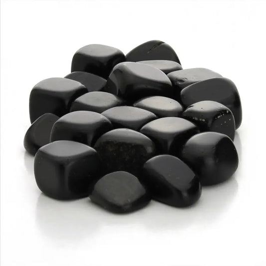 Conjunto de pedras roladas de obsidiana preta natural e polida. Cristais pretos esféricos e quadrados para rituais misticos e harmonização de ambientes."