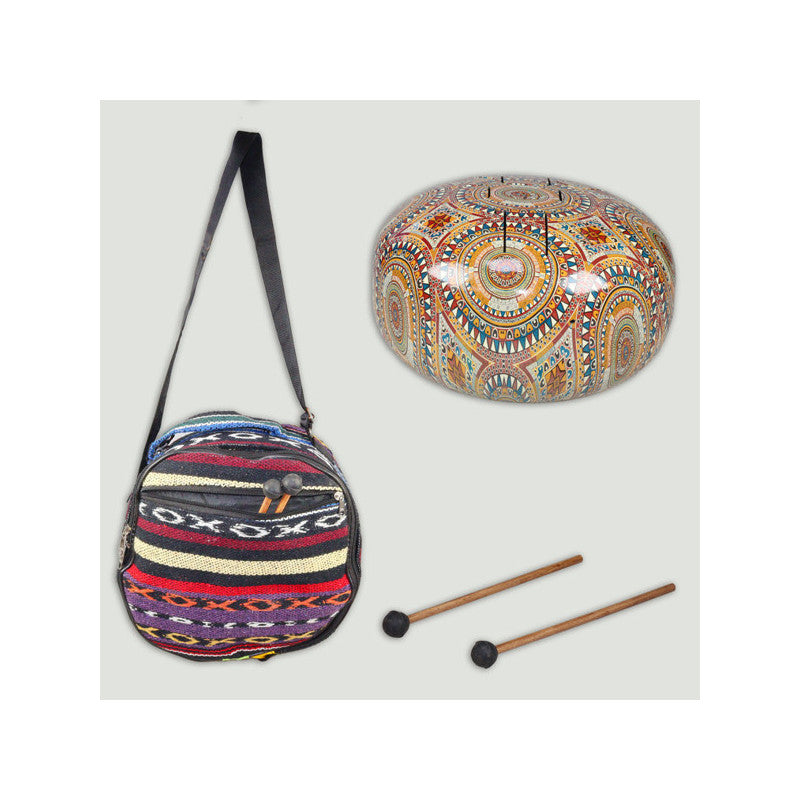 Instrumento de percussão Tam-Tam Drum de metal na cor marrom com diâmetro de 26 cm e mochila de transporte preta ao lado.
