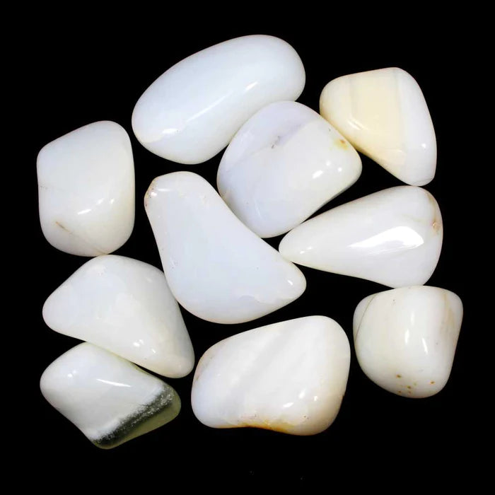 Pedra Opala Branca rolada de tom leitoso e suave - Cristal para limpeza de aura e iluminação espiritual.