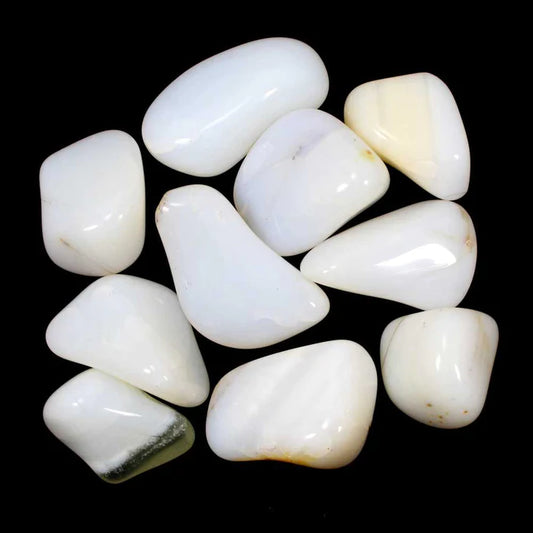 Pedra Opala Branca rolada de tom leitoso e suave - Cristal para limpeza de aura e iluminação espiritual.