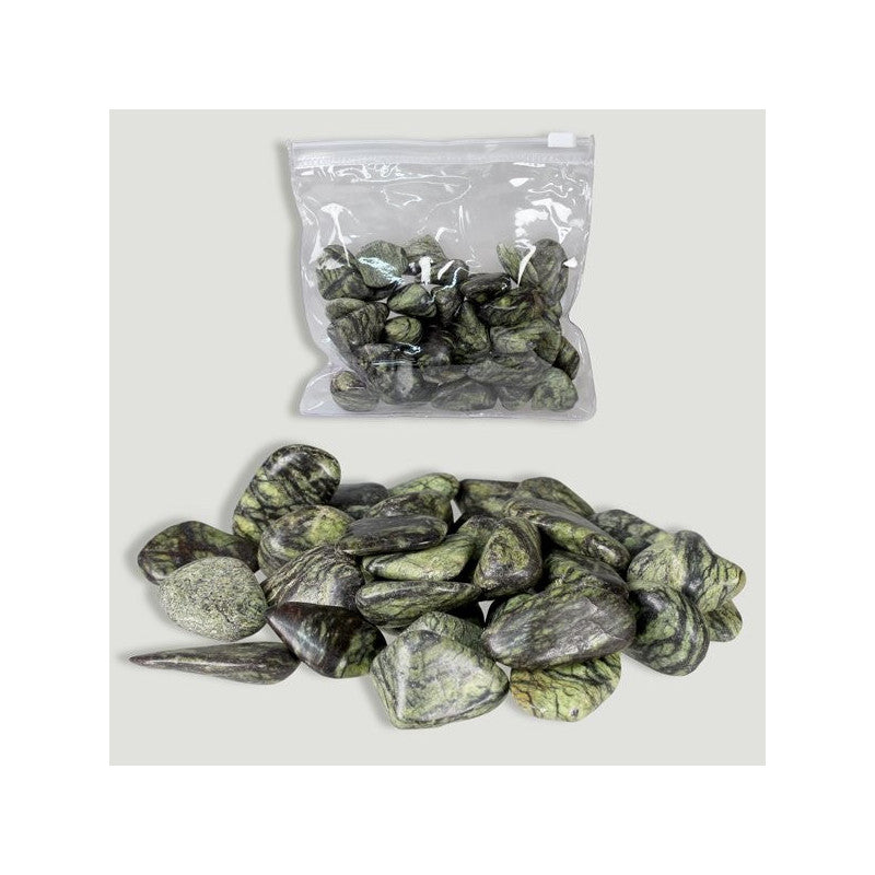 Pedra rolada de Serpentina natural verde com texturas que lembram a pele de uma serpente