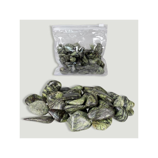 Pedra rolada de Serpentina natural verde com texturas que lembram a pele de uma serpente