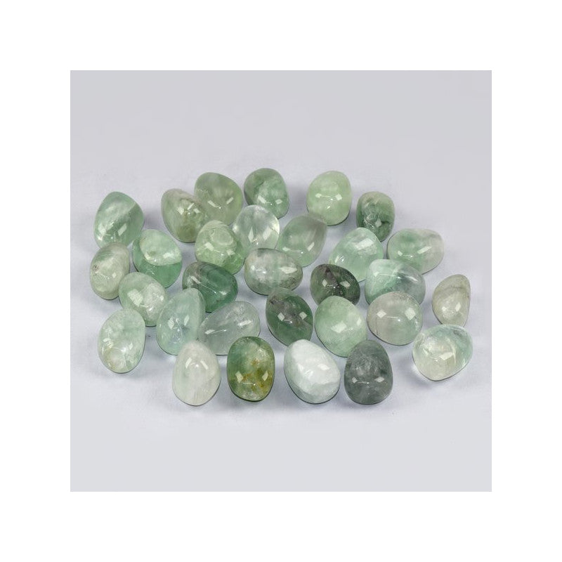 Pedra rolada de Fluorite Verde translúcida, ideal para limpeza energética e auxílio no estudo
