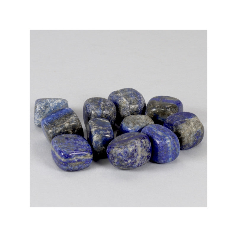 Pedra Lápis-Lazúli de cor azul intenso com pequenos pontos dourados de pirite, representando o céu estrelado