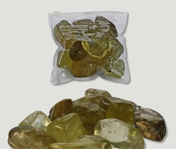 Pedra rolada de Quartzo Limão com tonalidade amarelo-esverdeada brilhante e translúcida