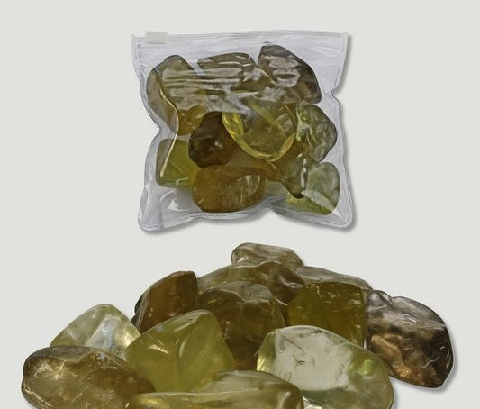 Pedra rolada de Quartzo Limão com tonalidade amarelo-esverdeada brilhante e translúcida