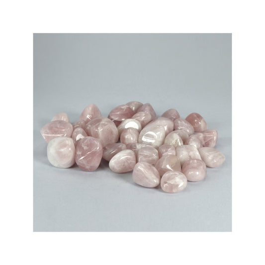  Pequeno cristal de Quartzo Rosa rolado com tom rosa delicado, ideal para terapias energéticas e abertura do chakra cardíaco.