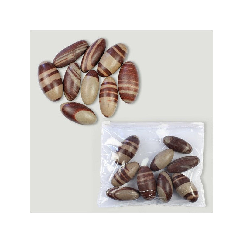 Pedra Shiva Lingam de 5cm, polida manualmente, com tons de terra e manchas avermelhadas naturais, originária do rio Narmada