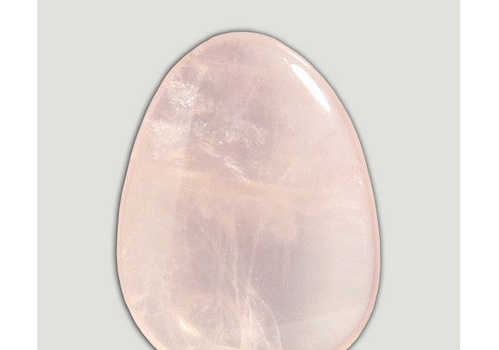 Pedra rolada de Quartzo Rosa com tonalidade rosa suave e textura polida, simbolizando o amor e a tranquilidade.