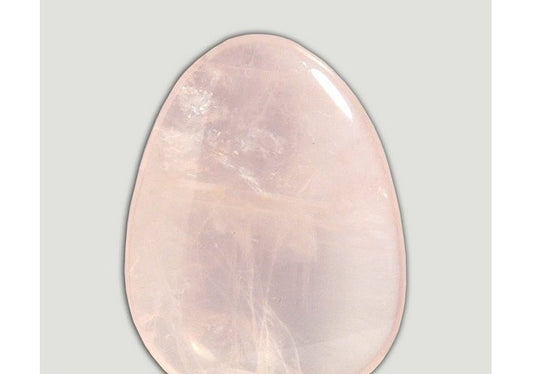 Pedra rolada de Quartzo Rosa com tonalidade rosa suave e textura polida, simbolizando o amor e a tranquilidade.