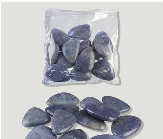 Quartzo Azul de formato plano e polido, com tonalidade azul suave, ideal para terapia de chakras